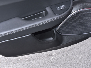 2022款2.0T 280HP Veloce 赛道版 后门储物空间