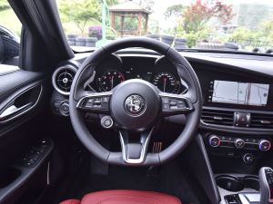 2022款2.0T 280HP Veloce 赛道版 方向盘
