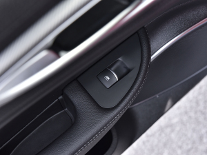 2022款2.0T 280HP Veloce 赛道版 后排车窗控制区