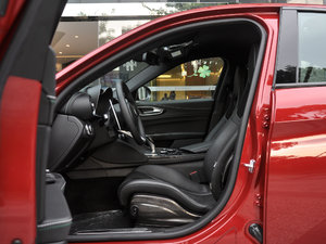 2017款QV 510HP 四叶草版 前排空间