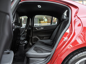 2017款QV 510HP 四叶草版 后排空间