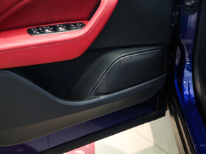 2020款3.0T 标准版 前门储物空间