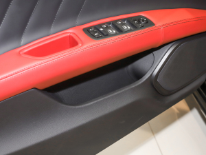 2022款2.0T GT锋芒版 前门储物空间