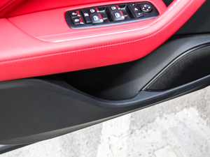 2018款3.0T 350Hp 运动版 前门储物空间