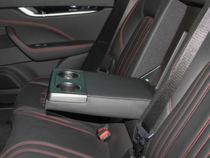 2018款3.0T 350Hp 标准版 后排中央扶手