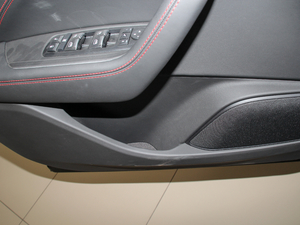 2018款3.0T 350Hp 标准版 前门储物空间