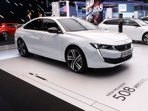2019款HYBRID 左前45度