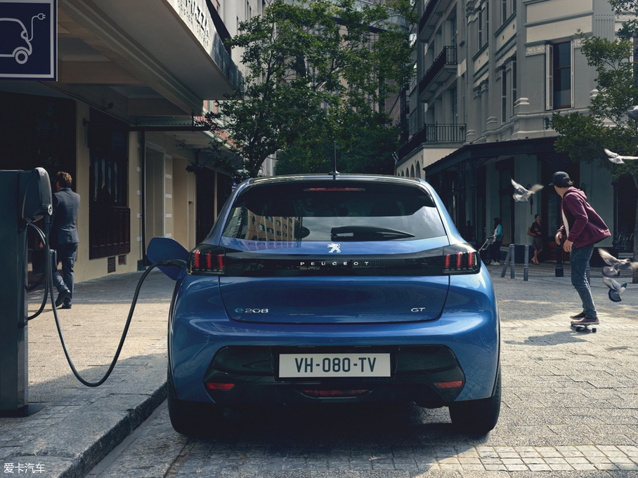 2019�����e-208 GT