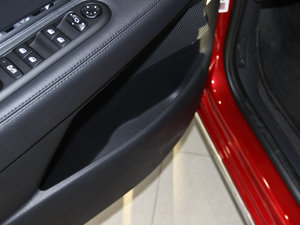 2011款1.6T 豪华版 前门储物空间