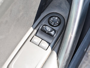 2011款1.6T 豪华优雅版 主驾车窗控制区	