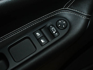 2011款1.6T 风尚版 主驾车窗控制区	