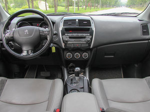 2013款2.0L 四驱豪华版  中控台