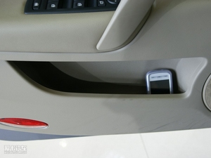 2009款2.0T 自动版 前门储物空间