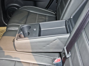 2012款2.5L CVT两驱都市版 后排中央扶手