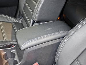 2012款2.5L CVT两驱都市版 中央扶手箱