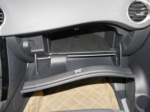 2012款2.5L CVT两驱都市版 手套箱