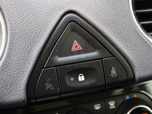 2012款2.5L CVT两驱都市版 中控区
