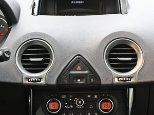 2012款2.5L CVT两驱都市版 空调出风口