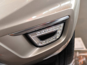 2015款2.5L 两驱舒适版 前雾灯