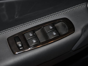 2015款2.5L 四驱舒适版 主驾车窗控制区	