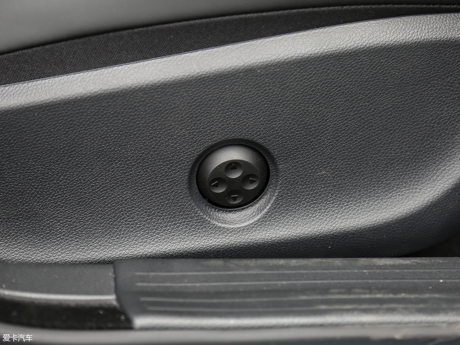 2018��Ӣ�����QX30 1.6T ����\�Ӱ�