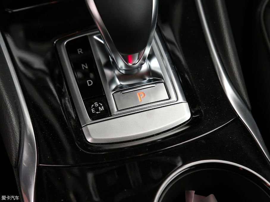 2018��Ӣ�����QX30 1.6T ����\�Ӱ�