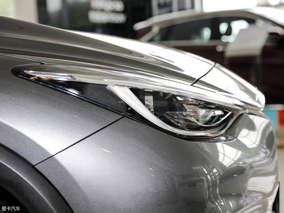 2018��Ӣ�����QX30 1.6T ���(q��)�\�Ӱ�