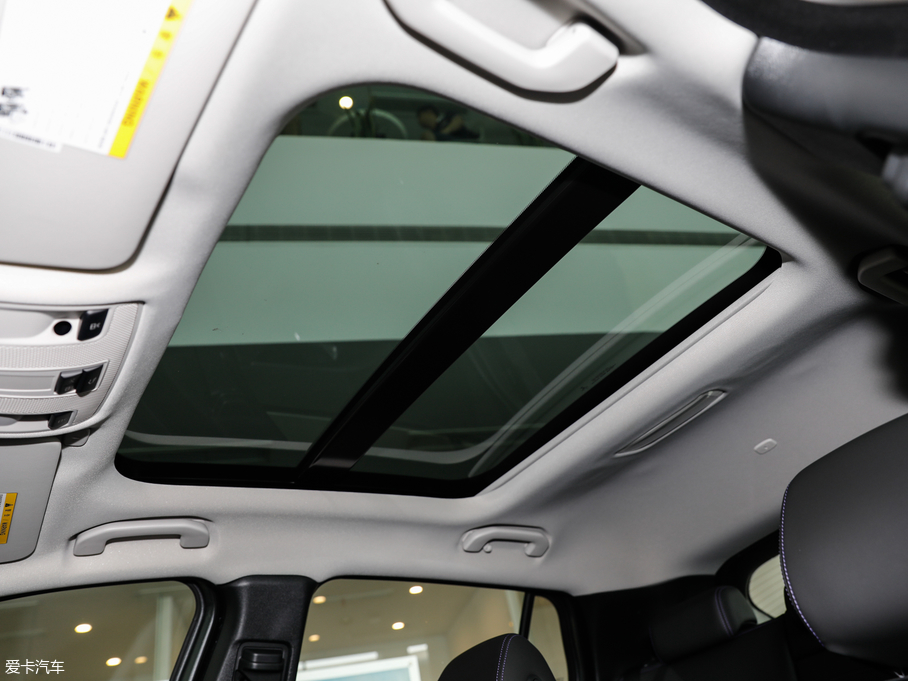 2018��Ӣ�����QX30 1.6T ���(q��)�\(y��n)�Ӱ�