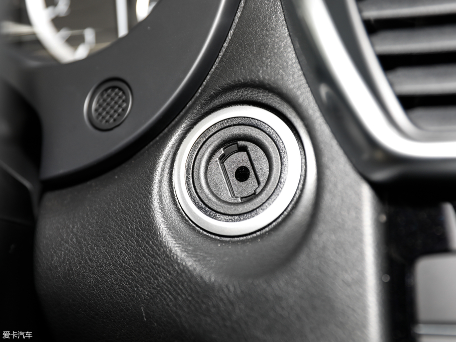 2018��Ӣ�����QX30 1.6T ����\�Ӱ�