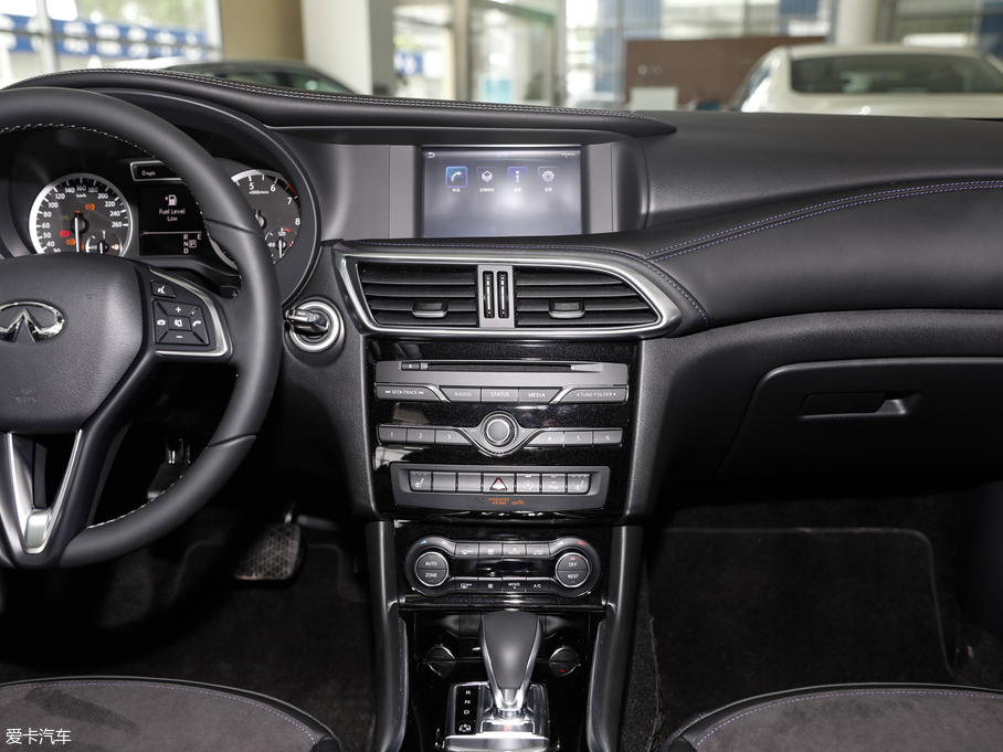 2018��Ӣ�����QX30 1.6T ���(q��)�\�Ӱ�