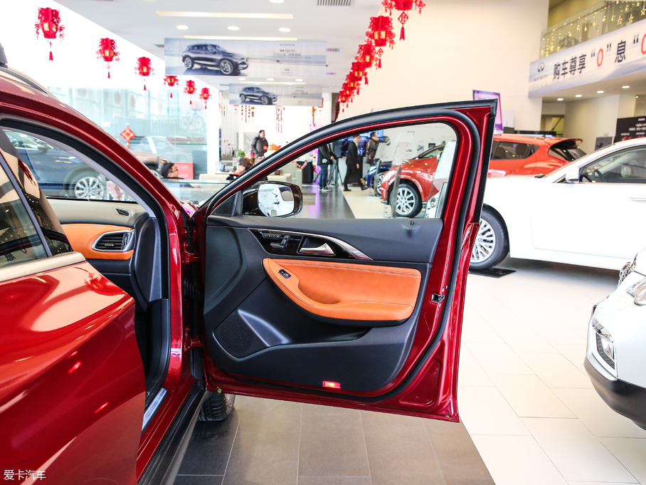 2018��Ӣ�����QX30 2.0T ���(q��)�\(y��n)�Ӱ�