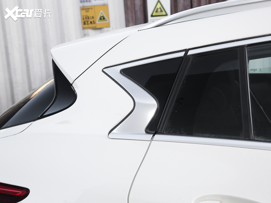 2018��Ӣ�����QX30 1.6T ���(q��)�r(sh��)�а�