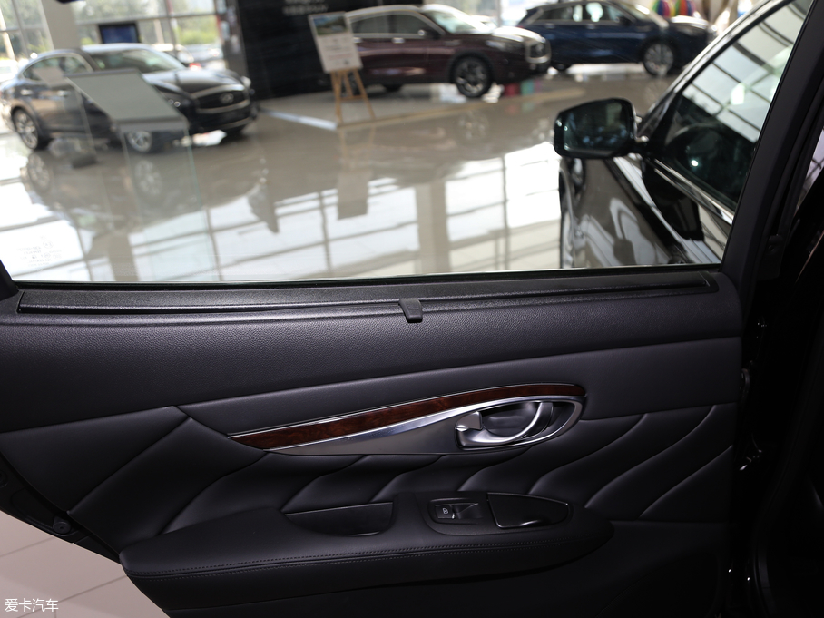 2019ӢQ70L 2.0T Ӣ PLUS