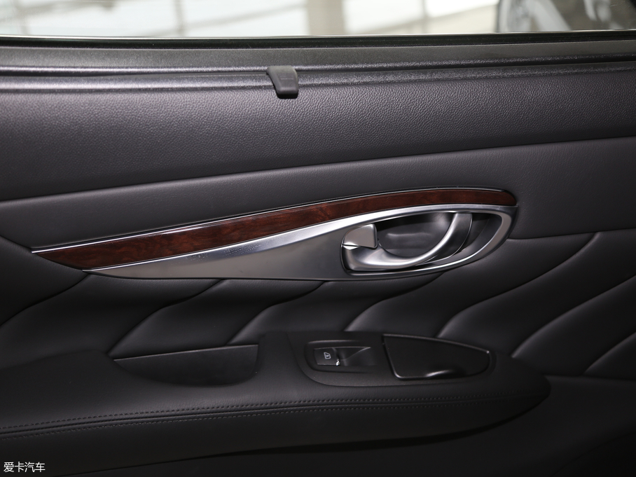 2019ӢQ70L 2.0T Ӣ PLUS