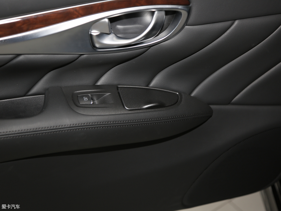 2019ӢQ70L 2.0T Ӣ PLUS