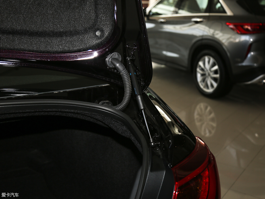 2019ӢQ70L 2.0T Ӣ PLUS