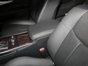 2019款2.0T 精英版 PLUS 中央扶手箱