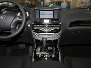 2019款2.0T 精英版 中控台