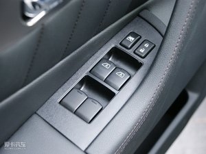 2010款35 超越版 主驾车窗控制区	