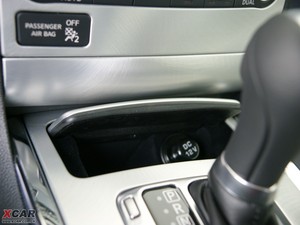 2010款37 硬顶敞篷紫檀木版 空间座椅