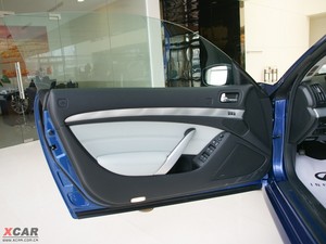 2010款37 硬顶敞篷紫檀木版 空间座椅