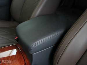 2010款50 S 中央扶手箱