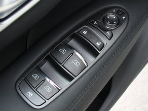 2011款M37 主驾车窗控制区	