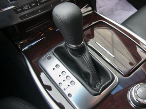 2011款M37 换挡杆