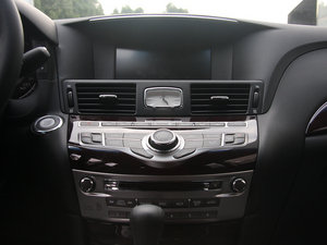 2011款M37 中控台