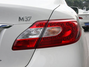 2011款M37 尾灯