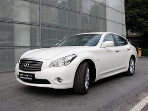 2011款M37 左前45度