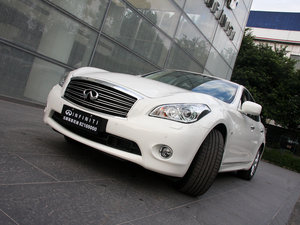 2011款M37 整体外观