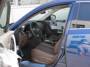 2013款3.7L 五周年限量版 前排空间