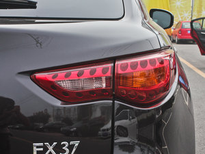 2013款3.7L 标准升级版 尾灯